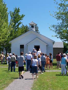 027 - People going in for a look